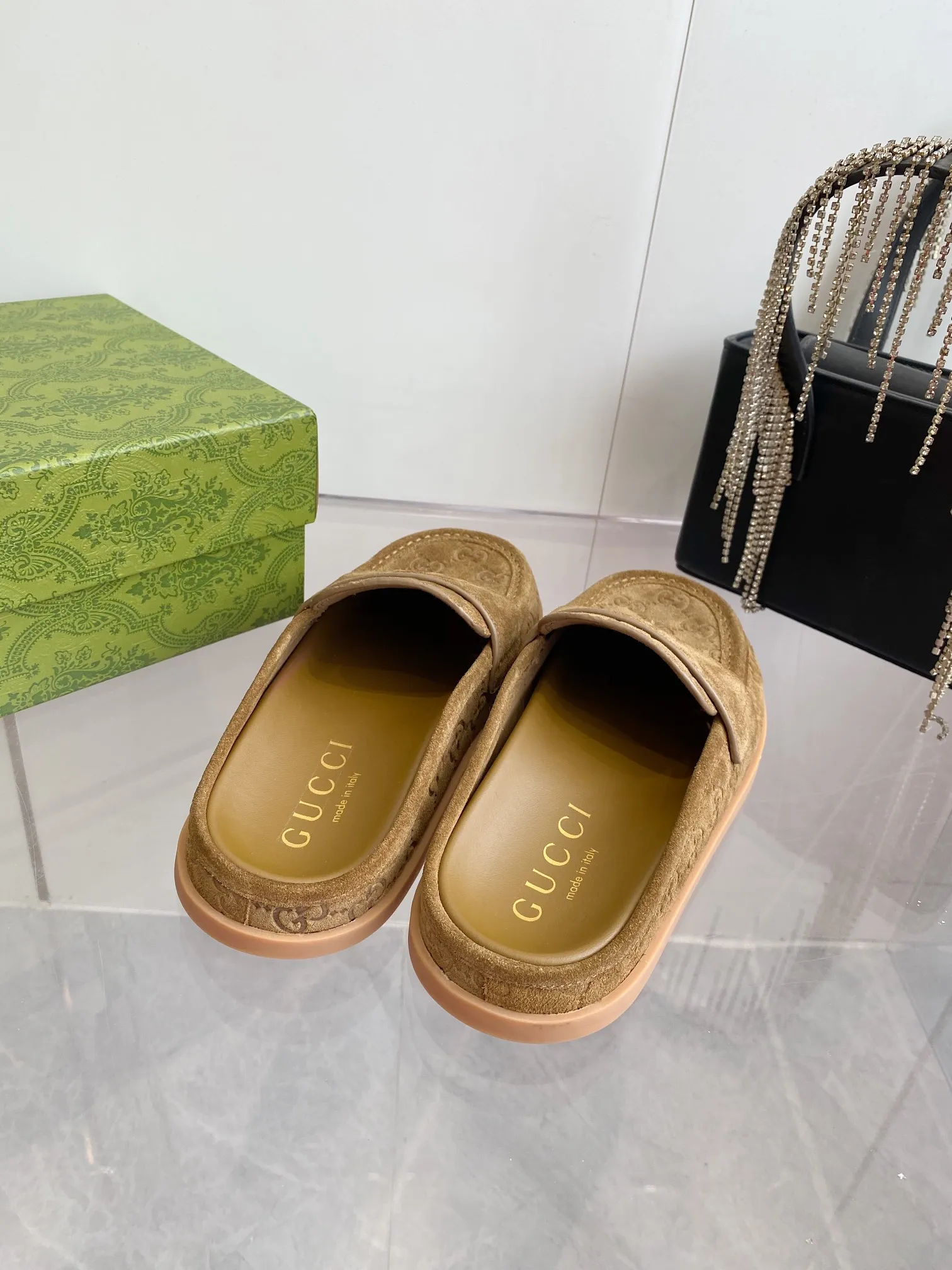 👟👟Ex-factory price 500👟👟 Gucci 2️⃣5️⃣ss new spring and summer retro large-toe bag-toe flip flops, Birkenstock flip-flops. When I first see this shoe, I feel it is inconspicuous. It is very simple without too many decorations, but it has a bit of retro flavor, cute and cute. It looks good with any combination! For those who have high requirements for foot feel, close your eyes and enter. Temperament retro round-toe furry shoes Upper: Cow suede, soft and waxy, with delicate texture ~ round-toe shoe shape, stiff and three-dimensional, not picky about foot shape or person Size: #35-40 (40 orders are not returnable)